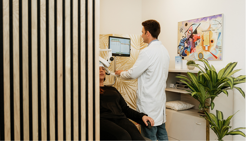 Psiquiatra realizando una prueba a una paciente en consulta