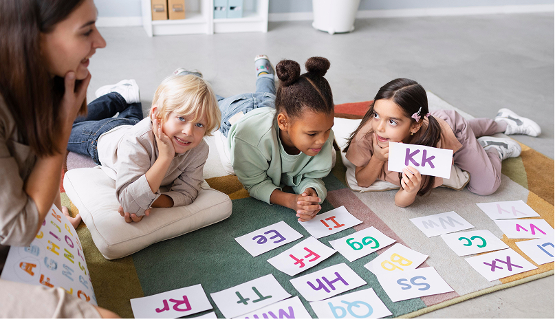 Logopeda trabajando con niños en el desarrollo del lenguaje