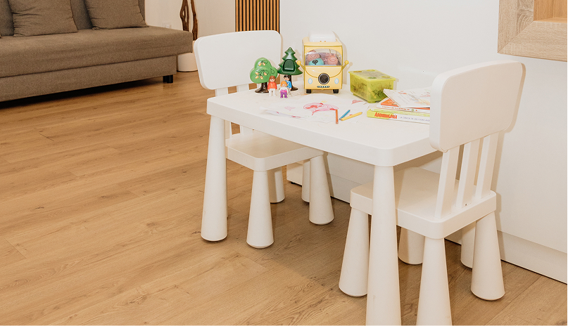 Mesa y sillas infantiles en una sala de terapia psicológica