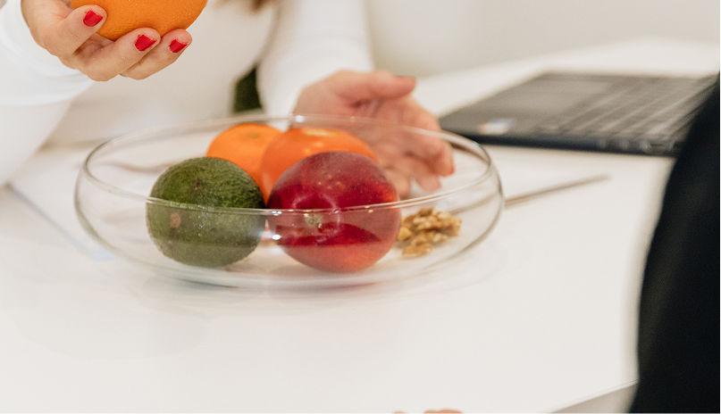 Plato con frutas frescas para una alimentación saludable
