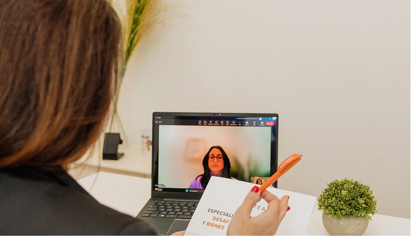 Sesión de psicología online a través de un ordenador portátil